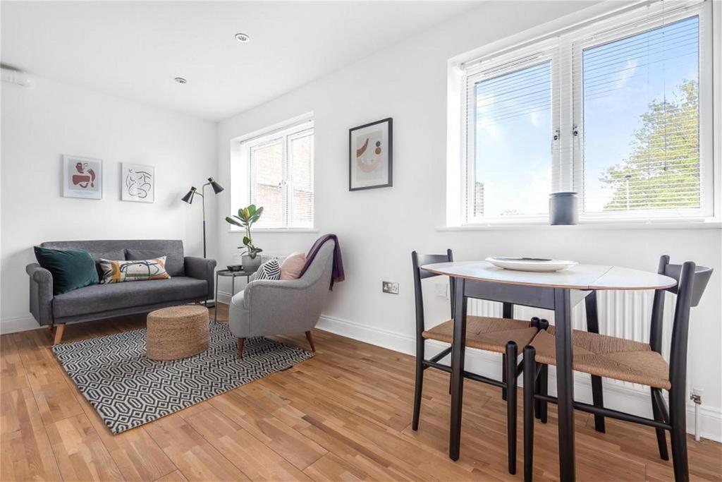 Lounge/Kitchen