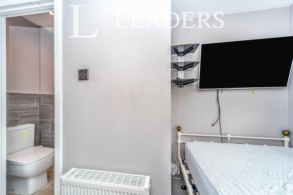 Rm 3, 13 Ludlow Walk