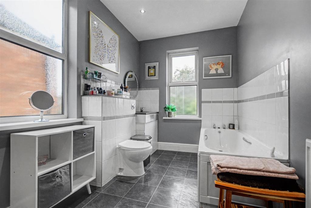 Bathroom 1.jpeg
