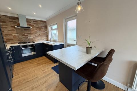 2 bedroom bungalow to rent, Killay, Broadmead