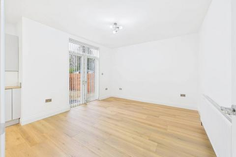 3 bedroom semi-detached house to rent, Scott Hall Road, Leeds