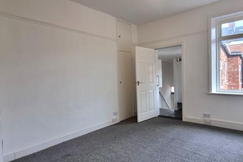 3 bedroom flat to rent, Brinkburn Avenue, Gateshead NE8