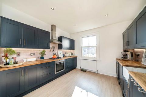 3 bedroom flat for sale, Aboyne Road, London SW17