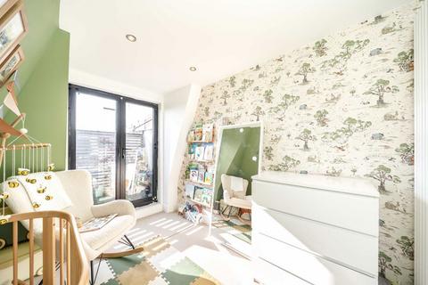3 bedroom flat for sale, Aboyne Road, London SW17