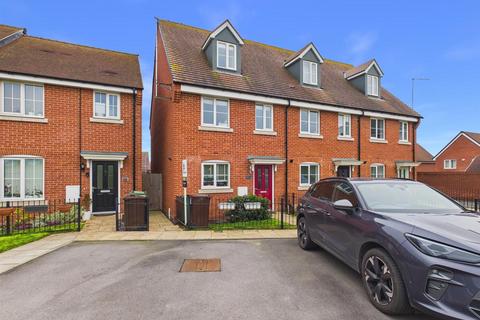3 bedroom end of terrace house for sale, Glenton Green, Aylesbury HP18