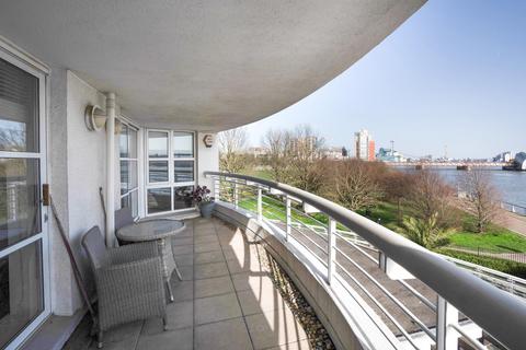 2 bedroom apartment for sale, Barrier Point Road, London, E16