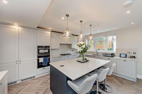 5 bedroom semi-detached house to rent, George V Avenue