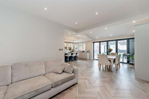 5 bedroom semi-detached house to rent, George V Avenue