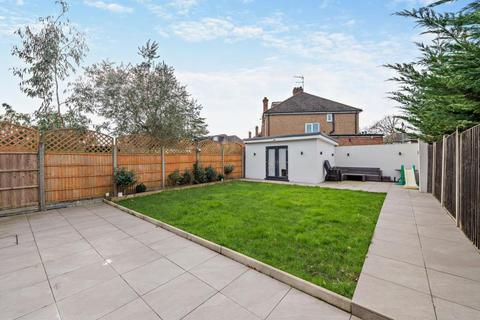 5 bedroom semi-detached house to rent, George V Avenue
