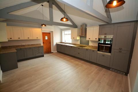 4 bedroom detached house to rent, Potterhouse Lane, Pity Me