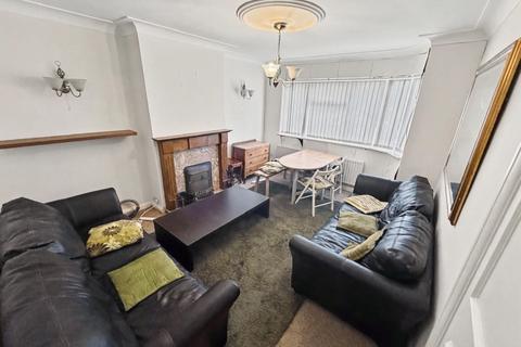 2 bedroom ground floor maisonette to rent, Hexham Gardens, Isleworth TW7