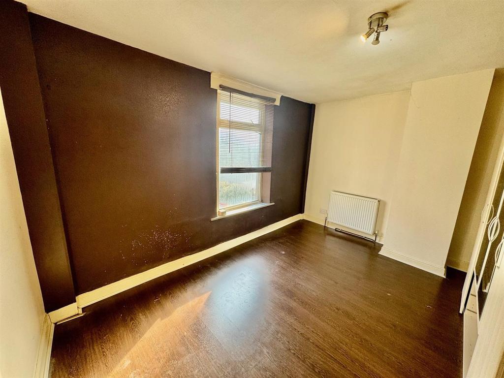 Bedroom 1b.jpg