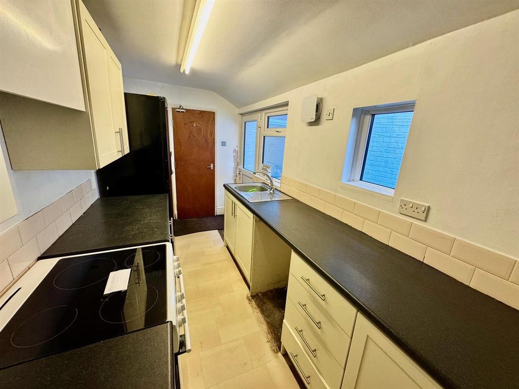 Kitchen 2.jpg