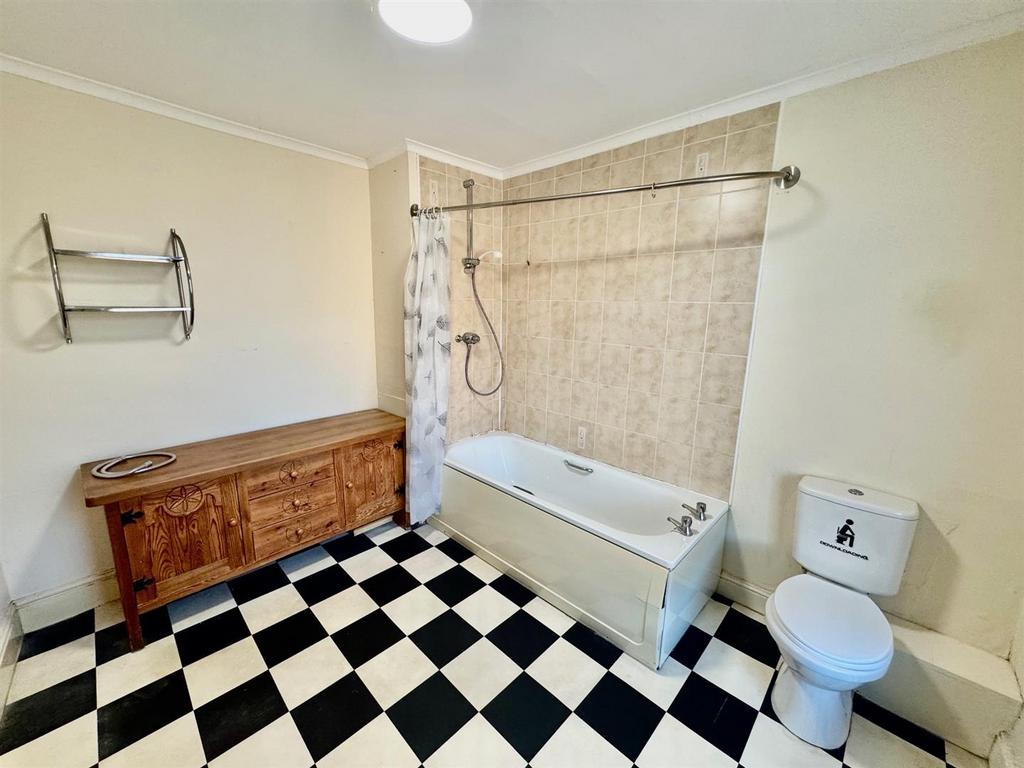 Bathroom 2.jpg