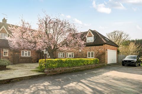 6 bedroom end of terrace house for sale - Lyne Lane, Lyne, Chertsey, KT16