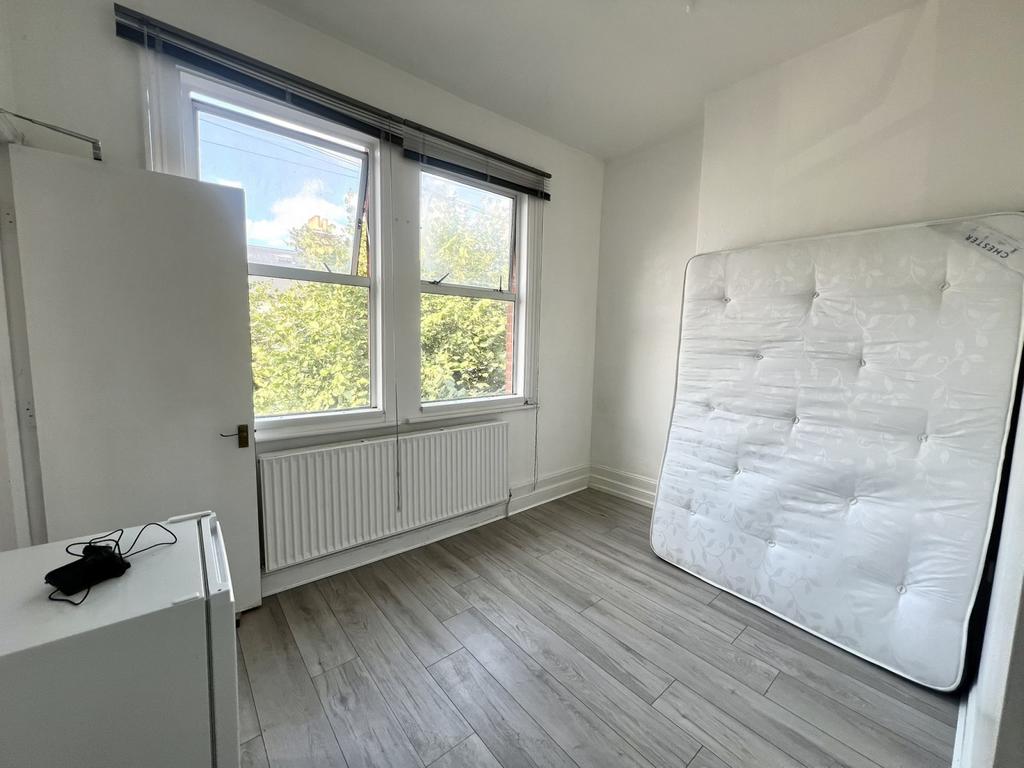 Studio Flat to let in Mitcham available early Apr