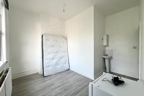 Studio to rent, Pitcairn Road, CR4