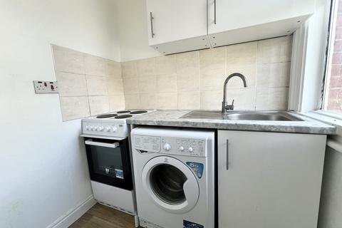 Studio to rent, Pitcairn Road, CR4