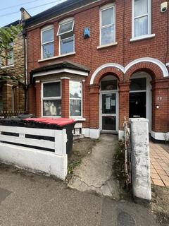 Studio to rent, Pitcairn Road, CR4