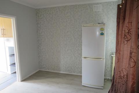 3 bedroom semi-detached house to rent, Poole Court Road, Hounslow TW4