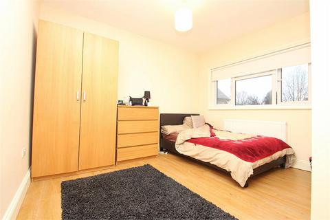 2 bedroom apartment to rent, Bathurst Walk, Richings Park SL0