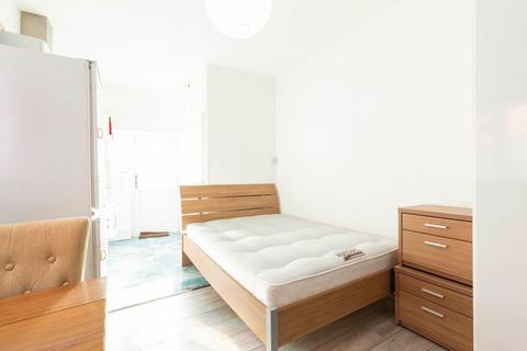 Studio to rent, Ash Grove, London NW2