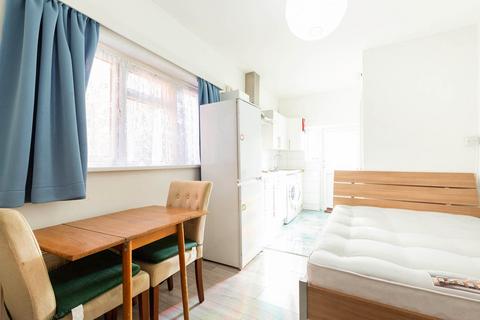 Studio to rent, Ash Grove, London NW2