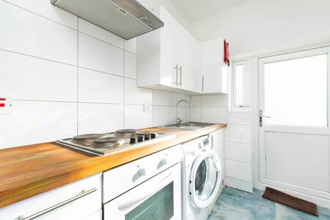 Studio to rent, Ash Grove, London NW2