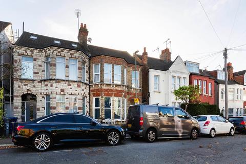 Studio to rent, Ash Grove, London NW2