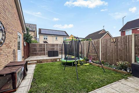 3 bedroom semi-detached house for sale, Holbeach Drive Kingsway, Gloucester GL2
