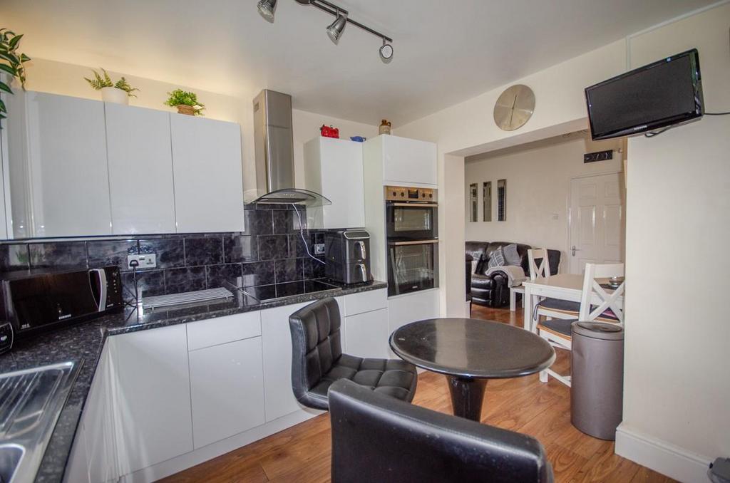 Kitchen pic 2.jpg