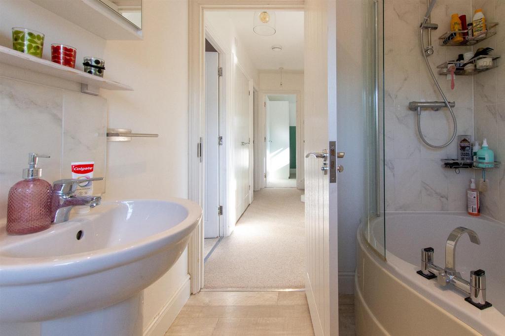 13 Hassocks C - bathroom.jpg