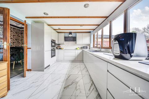 5 bedroom detached house for sale, Straight Road, Romford