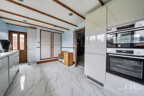 5 bedroom detached house for sale, Straight Road, Romford