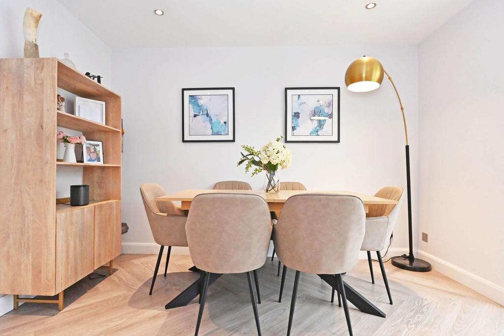 Open planned sitting/ dining room