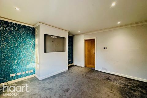 3 bedroom semi-detached house to rent, Keddington Crescent, LOUTH