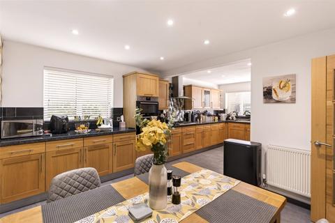 6 bedroom detached house for sale, Chalet Road, Ferring, Worthing, West Sussex, BN12