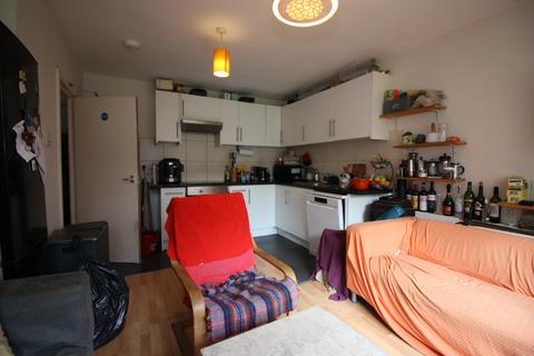 5 bedroom apartment to rent, London  SW8