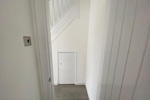 3 bedroom semi-detached house to rent, Eccles, M30