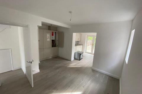 3 bedroom semi-detached house to rent, Eccles, M30