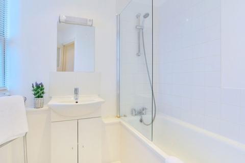 Studio to rent, 39 Hill Street, London W1J
