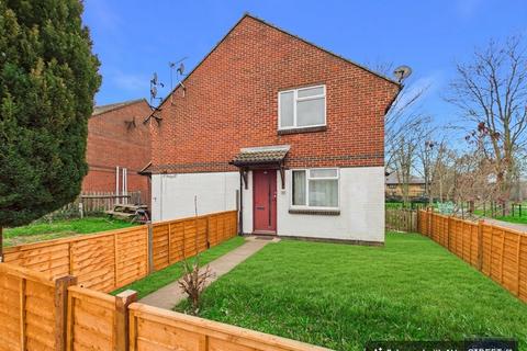 1 bedroom terraced house to rent, Rollesby Way, London, SE28