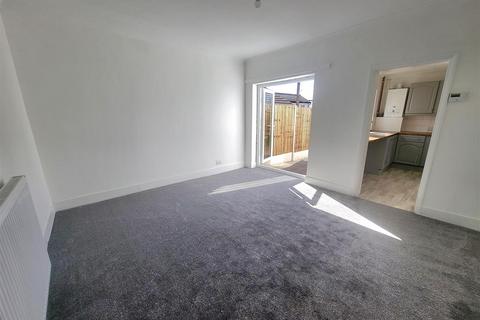 2 bedroom terraced house to rent, Stanhope Road, Strood