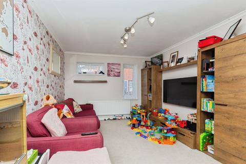 3 bedroom terraced house for sale, Kennet Close, Aylesbury