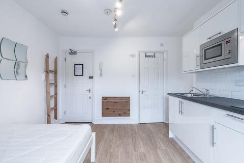 Studio to rent, Flat 13 51 Talgarth Road