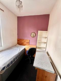 5 bedroom terraced house to rent, Kensington Avenue, MANCHESTER, M14