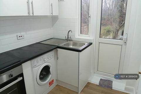 Studio to rent, Wightman Road, London, N8