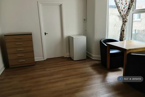 Studio to rent, Wightman Road, London, N8