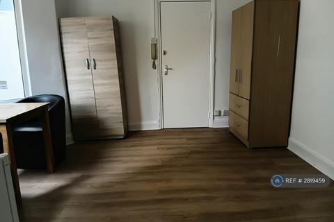 Studio to rent, Wightman Road, London, N8