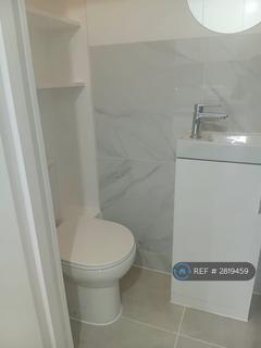 Studio to rent, Wightman Road, London, N8